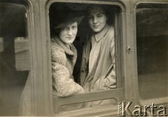 1943-1946, Edynburg, Szkocja, Wielka Brytania. 
Aleksandra Bernakiewicz (z lewej) odprowadza córkę Krystynę (później po mężu Kosibę) na pociąg. 
Fot. NN, kolekcja Krystyny Kosiby, reprodukcje cyfrowe w Ośrodku KARTA