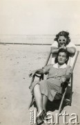 1945-1947, Bliski Wschód.
Kamila Rutkowska (matka Aliny Inez, później po mężu Złotogórska) ze swoją przyjaciółką panią Pawlak (w okularach). 
Fot. NN, kolekcja Aliny Inez Złotogórskiej, reprodukcje cyfrowe w Ośrodku KARTA