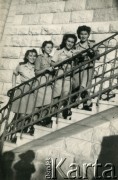 1946, Nazaret, Palestyna.
Uczennice Junackiej Szkoły Powszechnej, koleżanki Aliny Inez Rutkowskiej (później po mężu Złotogórskiej, stoi z 1. z prawej).
Fot. NN, kolekcja Aliny Inez Złotogórskiej, reprodukcje cyfrowe w Ośrodku KARTA