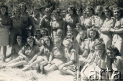 1946, Nazaret, Palestyna.
Grupa uczennic z Junackiej Szkoły Powszechnej, do której uczęszczała Alina Inez Rutkowska (później po mężu Złotogórska).
Fot. NN, kolekcja Aliny Inez Złotogórskiej, reprodukcje cyfrowe w Ośrodku KARTA