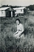 Sierpień 1947- marzec 1948, Foxley, Anglia, Wielka Brytania. 
Obóz wojskowy do którego przeniesiono Młodszą Junacką Szkołę Powszechną. Na zdjęciu koleżanka Aliny Inez Rutkowskiej (później po mężu Złotogórskiej) o imieniu Barbara.
Fot. NN, kolekcja Aliny Inez Złotogórskiej, reprodukcje cyfrowe w Ośrodku KARTA