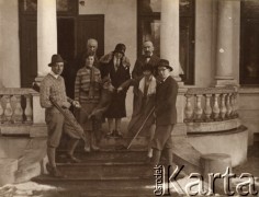 1930, Solec-Zdrój, woj. kieleckie, Polska.
Rodzina Dzianottów i Daniewskich z przyjaciółmi przed gankiem willi 