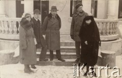 Zima 1931, Solec-Zdrój, woj. kieleckie, Polska.
Rodzina Dzianottów i Daniewskich z przyjaciółmi przed gankiem willi 