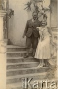 1933, Solec-Zdrój, woj. kieleckie, Polska.
Wanda Wermińska z mężem na schodach willi 