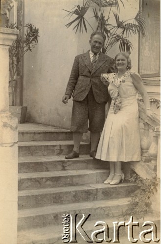 1933, Solec-Zdrój, woj. kieleckie, Polska.
Wanda Wermińska z mężem na schodach willi 
