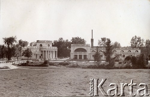 Lata 30., Solec-Zdrój, woj. kieleckie, Polska.
Łazienki soleckie i pijalnia wód mineralnych. Sanatorium należało do rodziny Zofii Daniewskiej (po mężu Dzianott), matki Barbary Murzynowskiej.
Fot. NN, kolekcja Barbary Murzynowskiej, reprodukcje cyfrowe w Ośrodku KARTA