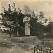 1918-1920, brak miejsca.
Kobieta trzyma dziewczynkę na rękach.
Fot. NN, kolekcja Barbary Murzynowskiej, reprodukcje cyfrowe w Ośrodku KARTA