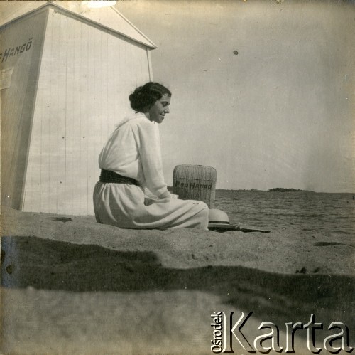 1918-1920, brak miejsca.
Kobieta odpoczywająca na plaży.
Fot. NN, kolekcja Barbary Murzynowskiej, reprodukcje cyfrowe w Ośrodku KARTA