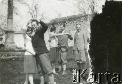 Lata 30., brak miejsca.
Grupa osób tańczy podczas zabawy w ogrodzie.
Fot. NN, kolekcja Barbary Murzynowskiej, reprodukcje cyfrowe w Ośrodku KARTA