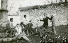 Lata 30., brak miejsca.
Grupa osób podczas zabawy w ogrodzie.
Fot. NN, kolekcja Barbary Murzynowskiej, reprodukcje cyfrowe w Ośrodku KARTA