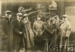 Lata 30., brak miejsca.
Grupa mężczyzn przed witryną sklepową.
Fot. NN, kolekcja Barbary Murzynowskiej, reprodukcje cyfrowe w Ośrodku KARTA