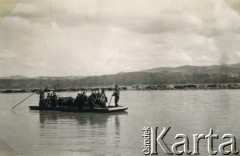 1942, Brzezna, Generalne Gubernatorstwo.
Grupa osób płynąca na barce po Dunajcu. 
Fot. NN, kolekcja Barbary Murzynowskiej, reprodukcje cyfrowe w Ośrodku KARTA