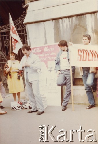 1984, Londyn, Anglia, Wielka Brytania.
Działacze skupieni wokół ruchu Solidarity with Solidarity przed budynkiem redakcji gazety 