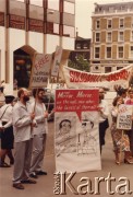1984, Londyn, Anglia, Wielka Brytania.
Działacze z ruchu Solidarity with Solidarity przed budynkiem redakcji gazety 
