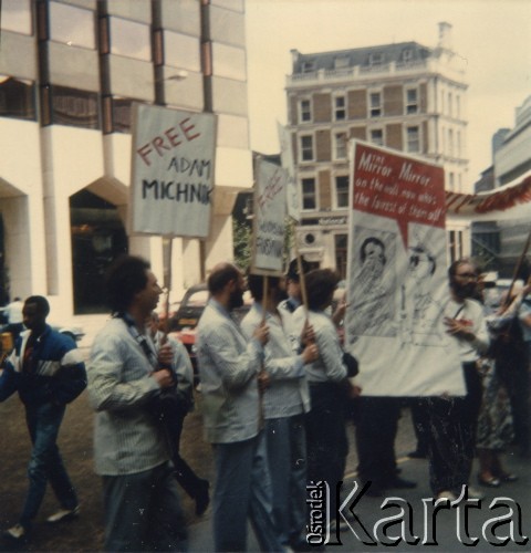1984, Londyn, Anglia, Wielka Brytania.
Grupa działaczy z ruchu Solidarity with Solidarity przed budynkiem redakcji gazety 