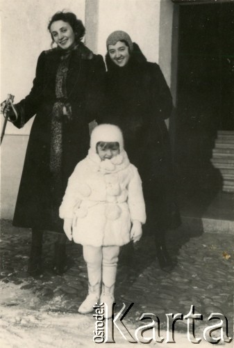 1936, Krynica-Zdrój, woj. krakowskie, Polska.
Danuta Kotlarczuk (później po mężu Jabłońska, w środku) z mamą Amelią Kotlarczuk (z prawej) na wycieczce.   
Fot. NN, kolekcja Danuty Jabłońskiej, reprodukcje cyfrowe w Ośrodku KARTA