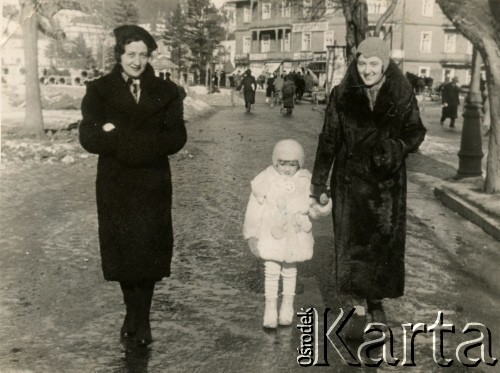 1936, Krynica-Zdrój, woj. krakowskie, Polska.
Danuta Kotlarczuk (później po mężu Jabłońska, w środku) z mamą Amelią Kotlarczuk na spacerze.   
Fot. NN, kolekcja Danuty Jabłońskiej, reprodukcje cyfrowe w Ośrodku KARTA