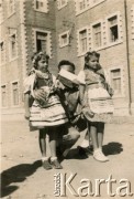1942, Karaczi, Pakistan.
Obóz dla polskich uchodźców. Dziewczynki w ludowych strojach w towarzystwie amerykańskiego żołnierza. Z prawej Danuta Kotlarczuk (później po mężu Jabłońska).
Fot. NN, kolekcja Danuty Jabłońskiej, reprodukcje cyfrowe w Ośrodku KARTA