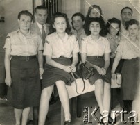 1944-1945, Bombaj, Indie.
Pracownicy szpitala Polskiego Czerwonego Krzyża. 4. z lewej siedzi Amelia Kotlarczuk (matka Danuty, później po mężu Jabłońskiej).
Fot. NN, kolekcja Danuty Jabłońskiej, reprodukcje cyfrowe w Ośrodku KARTA