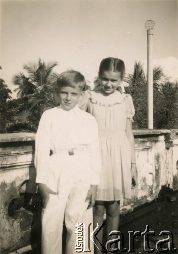 1945, Bombaj, Indie.
Danuta Kotlarczuk (później po mężu Jabłońska) z kolegą.
Fot. NN, kolekcja Danuty Jabłońskiej, reprodukcje cyfrowe w Ośrodku KARTA