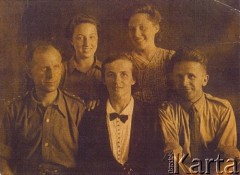 1942, Kermine, Uzbekistan, ZSRR. 
Grupa osób. Stoją od lewej: Helena Luro, obok jej siostra Waleria Sawicka. Siedzą do lewej: NN, matka dziewcząt Jadwiga Luro, ksiądz Józef Król.
Fot. NN, kolekcja Walerii Sawickiej, reprodukcje cyfrowe w Ośrodku KARTA