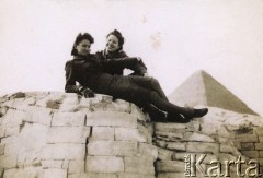 1944, Egipt. 
Waleria Sawicka z domu Luro (z tyłu) z koleżanką Krystyną Turek siedzą na łapie Sfinksa. W głębi widoczna Piramida Cheopsa.
Fot. NN, kolekcja Walerii Sawickiej, reprodukcje cyfrowe w Ośrodku KARTA