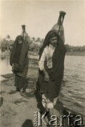 1942, Irak lub Palestyna.
Kobiety niosące na ramieniu dzban z wodą.
Fot. NN, kolekcja Teresy i Andrzeja Zapaśników, reprodukcje cyfrowe w Ośrodku KARTA