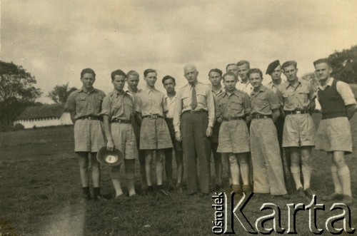 1947, Tengeru, Tanganika.
Grupa uczniów z nauczycielem. 4. z lewej stoi Jan Szponar, brat Teresy Zapaśnik.
Fot. NN, kolekcja Jana Szponara, reprodukcje cyfrowe w Ośrodku KARTA