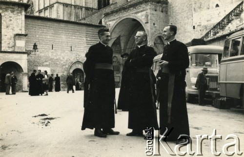 1953, prawdopodobnie Rzym, Włochy.
Kleryk Jan Szponar (z prawej, brat Teresy Zapaśnik) rozmawia z kolegami z Wyższego Seminarium Duchownego.
Fot. NN, kolekcja Jana Szponara, reprodukcje cyfrowe w Ośrodku KARTA
