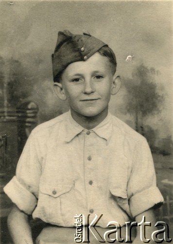 1941-1942, Iran. 
Jan Szponar w mundurze jako uczeń Szkoły Junaków przy Polskich Siłach Zbrojnych na Bliskim Wschodzie. Z tyłu fotografii dedykacja: 