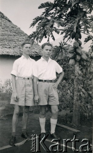 1947, Tengeru, Tanganika.
Osiedle dla polskich uchodźców. Jan Szponar (z lewej) z kolegą.
Fot. NN, kolekcja Jana Szponara, reprodukcje cyfrowe w Ośrodku KARTA
