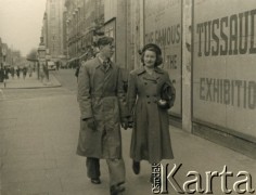 1950-1951, Londyn, Anglia, Wielka Brytania. 
Jan Szponar ze siostrą Stefanią przechodzą obok Muzeum Figur Woskowych przy Marylebone Road. 
Fot. NN, kolekcja Jana Szponara, reprodukcje cyfrowe w Ośrodku KARTA