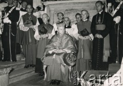 1950-1957, Rzym, Włochy.
Wizyta kardynała Stefana Wyszyńskiego (siedzi na pierwszym planie) w Wyższym Seminarium Duchownym, do którego uczęszczał kleryk Jan Szponar (wyższy, stoi w głębi za kardynałem przy samym ołtarzu). 
Fot. NN, kolekcja Teresy i Andrzeja Zapaśników, reprodukcje cyfrowe w Ośrodku KARTA