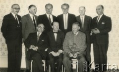 1958, Londyn, Anglia, Wielka Brytania.
Grupa mężczyzn. 
Fot. NN, kolekcja Krystyny i Janusza Cywińskich, reprodukcje cyfrowe w Ośrodku KARTA