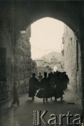 1940, Egipt.
Grupa przechodniów na ulicy.
Fot. NN, kolekcja Ireny Wolickiej-Wolszleger, reprodukcje cyfrowe w Ośrodku KARTA