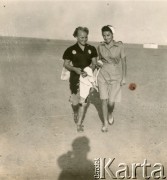 1943, Irak.
Uczennica liceum w Szkole Młodszych Ochotniczek Irena Ćwirko (później po mężu Wolicka-Wolszleger, z lewej) z koleżanką Janiną Walczak. 
Fot. NN, kolekcja Ireny Wolickiej-Wolszleger, reprodukcje cyfrowe w Ośrodku KARTA