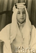 1943, Irak.
Portret Fajsala II, syna Ghaziego I z dynastii Haszymitów, następcy tronu. Po śmierci swojego ojca w 1938 roku został ogłoszony królem. Swoje rządy rozpoczął w 1953 roku po uzyskaniu pełnoletności.
Fot. NN, kolekcja Ireny Wolickiej-Wolszleger, reprodukcje cyfrowe w Ośrodku KARTA