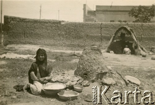 1943, Irak.
Dziewczynka siedząca przed misami. 
Fot. NN, kolekcja Ireny Wolickiej-Wolszleger, reprodukcje cyfrowe w Ośrodku KARTA