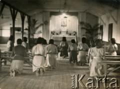 1943, Jenin, Palestyna.
Uczennice liceum w Szkole Młodszych Ochotniczek modlą się w kaplicy szkolnej. 
Fot. NN, kolekcja Ireny Wolickiej-Wolszleger, reprodukcje cyfrowe w Ośrodku KARTA