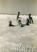 1943, prawdopodobnie Nazaret, Palestyna.
Grupa osób kąpiąca się w Morzu Śródziemnym. W środku Ilona, koleżanka Ireny Żwirko (później po mężu Wolickiej-Wolszleger).
Fot. NN, kolekcja Ireny Wolickiej-Wolszleger, reprodukcje cyfrowe w Ośrodku KARTA