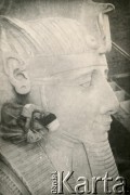 1944, Luxor, Egipt. 
Kobieta siedząca na ramieniu posągu faraona Ramzesa II w świątyni Amona. 
Fot. NN, kolekcja Ireny Wolickiej-Wolszleger, reprodukcje cyfrowe w Ośrodku KARTA