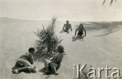 1944, Al-Kantara, Egipt. 
Irena Ćwirko (na pierwszym planie z prawej, później po mężu Wolicka-Wolszleger) z przyjaciółmi odpoczywa koło Kanału Sueskiego.
Fot. NN, kolekcja Ireny Wolickiej-Wolszleger, reprodukcje cyfrowe w Ośrodku KARTA