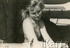 1945, Egipt.
Ochotniczka Pomocniczej Służby Kobiet Irena Ćwirko (później po mężu Wolicka-Wolszleger) odpoczywa po odbytej służbie. 
Fot. NN, kolekcja Ireny Wolickiej-Wolszleger, reprodukcje cyfrowe w Ośrodku KARTA