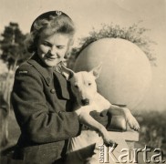 1945, Włochy.
Ochotniczka Pomocniczej Służby Kobiet Irena Ćwirko (później po mężu Wolicka-Wolszleger) z psem Kajtkiem. 
Fot. NN, kolekcja Ireny Wolickiej-Wolszleger, reprodukcje cyfrowe w Ośrodku KARTA