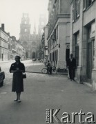 Sierpień 1960, Orlean, Francja.  
Irena Wolicka-Wolszleger na ulicy Jeanne d'Arc, na końcu której stoi Katedra świętego Krzyża.
Fot. NN, kolekcja Ireny Wolickiej-Wolszleger, reprodukcje cyfrowe w Ośrodku KARTA