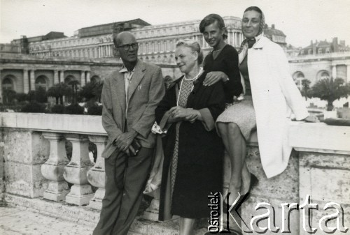Sierpień 1960, Wersal k. Paryża, Francja.  
Irena Wolicka-Wolszleger (2. z lewej) z rodziną Jankowskich (przyjaciele) podczas wspólnego zwiedzania królewskiej rezydencji. 
Fot. NN, kolekcja Ireny Wolickiej-Wolszleger, reprodukcje cyfrowe w Ośrodku KARTA