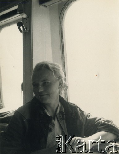 Sierpień 1960, brak miejsca. 
Irena Wolicka-Wolszleger na statku płynącym z Hiszpanii. 
Fot. NN, kolekcja Ireny Wolickiej-Wolszleger, reprodukcje cyfrowe w Ośrodku KARTA