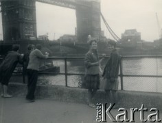 Sierpień 1962, Londyn, Anglia, Wielka Brytania. 
Dziewczęta spacerujące po bulwarach nad Tamizą przy moście zwodzonym Tower Bridge.  
Fot. NN, kolekcja Ireny Wolickiej-Wolszleger, reprodukcje cyfrowe w Ośrodku KARTA