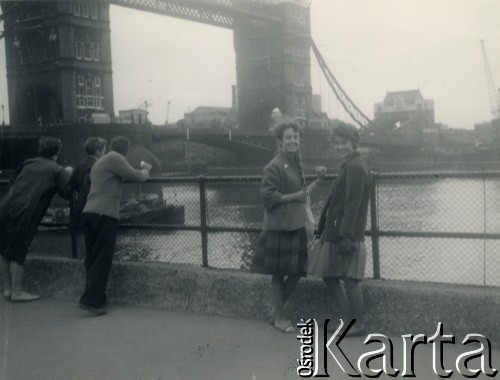 Sierpień 1962, Londyn, Anglia, Wielka Brytania. 
Dziewczęta spacerujące po bulwarach nad Tamizą przy moście zwodzonym Tower Bridge.  
Fot. NN, kolekcja Ireny Wolickiej-Wolszleger, reprodukcje cyfrowe w Ośrodku KARTA