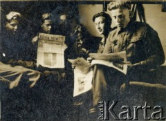 1940-1945, brak miejsca.
Żołnierze Polskich Sił Zbrojnych na Zachodzie czytają gazetę 